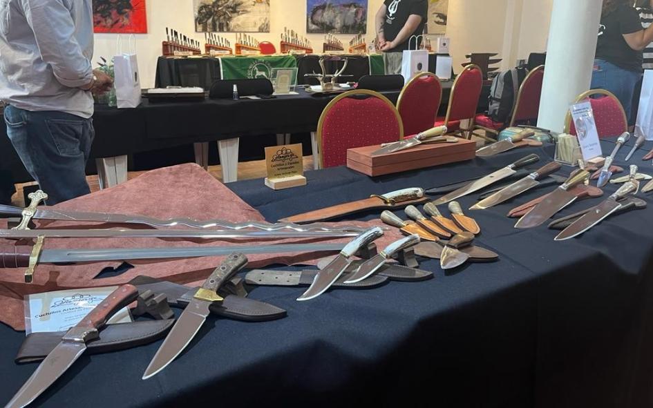 Exhibición de productos de cuchillería sobre una mesa