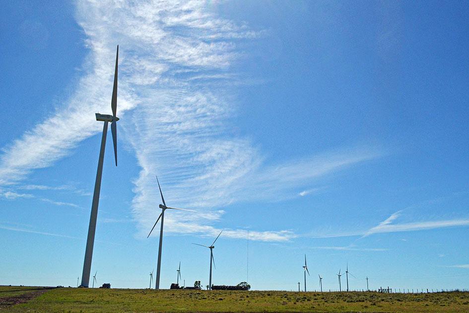 Las energías renovables son uno de los pilares de la estrategia ambiental del Uruguay Molinos de viento en un día soleado