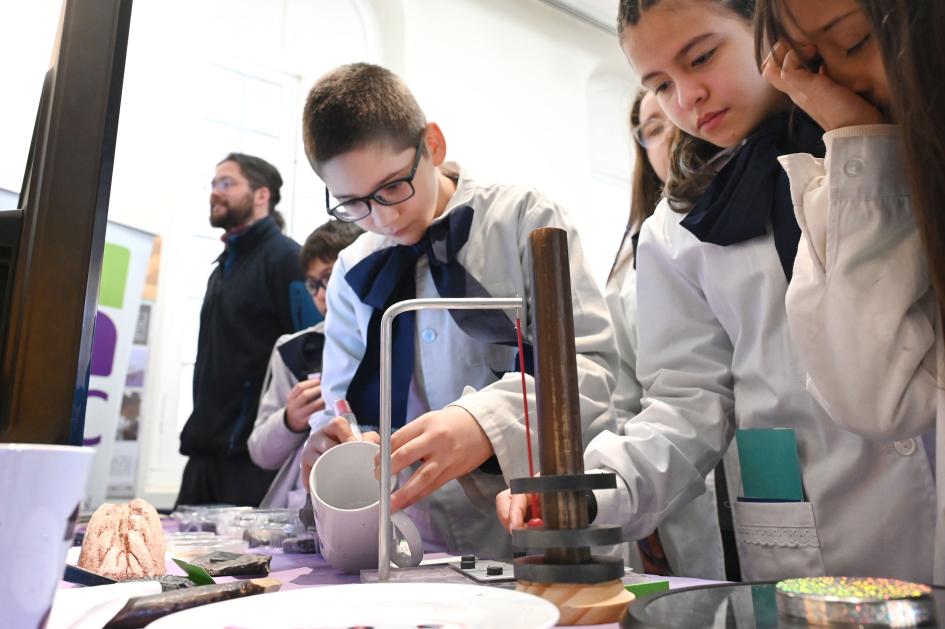 Niño y niñas viendo un experimento