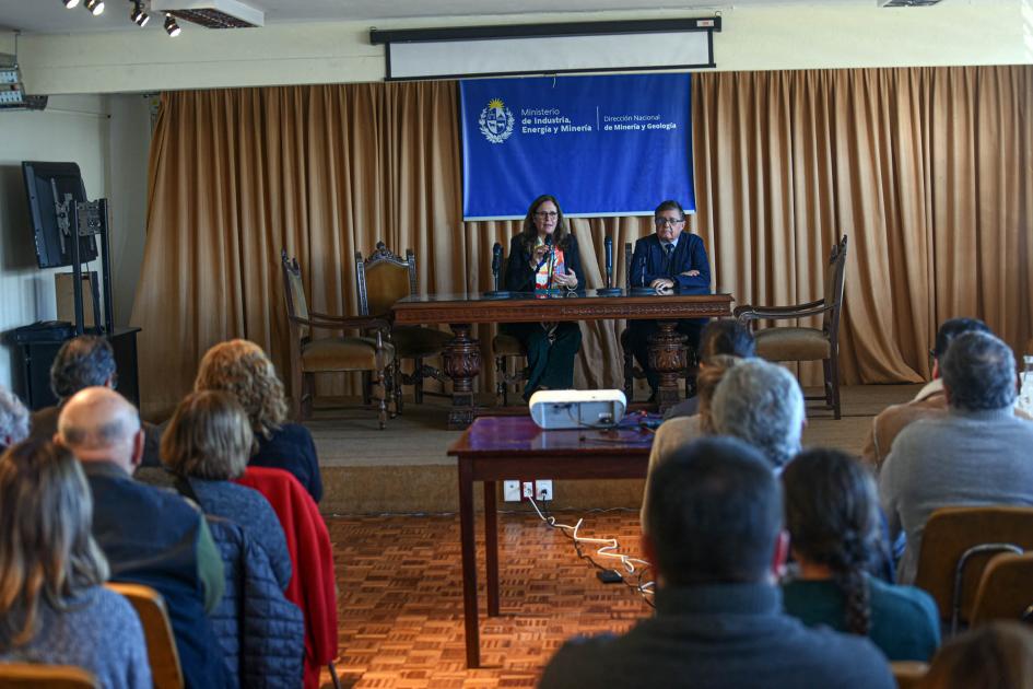 El Día del Geólogo se conmemoró en la sede de Dinamige Salón de Dinamige; público, de espaldas; al fondo, ministra y director de Dinamige