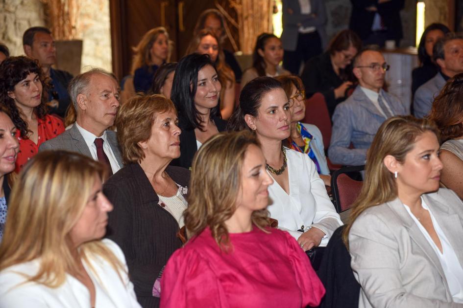 Asistentes al evento Público del evento; se ve a autoridades como Antía y Pecoy
