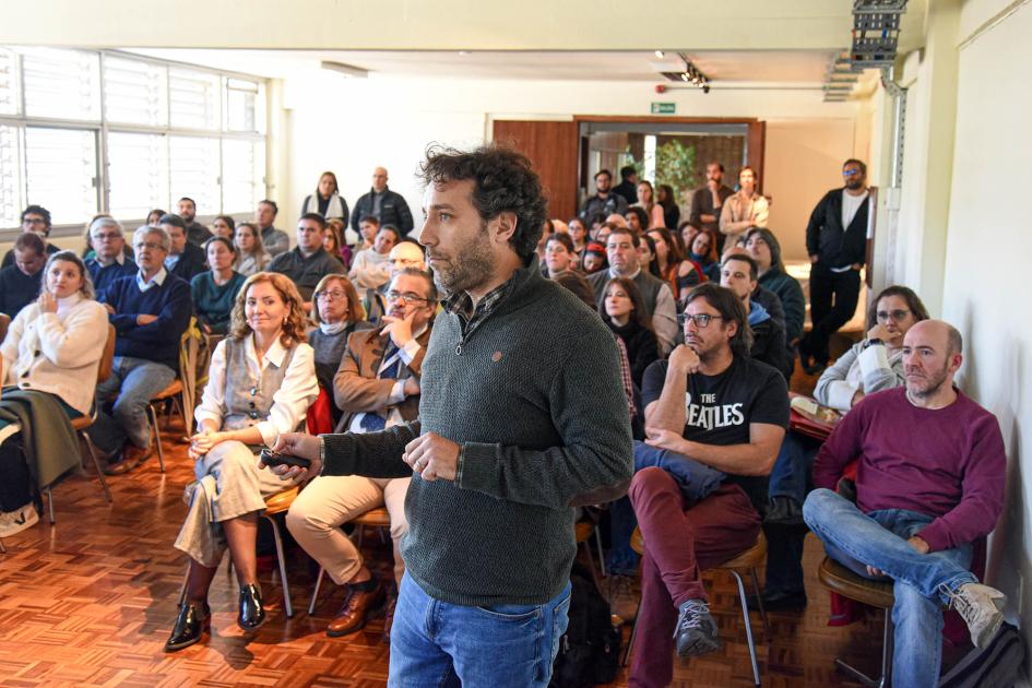 El geólogo Federico Cernuschi ofreció una charla Geólogo Cernuschi habla frente al público