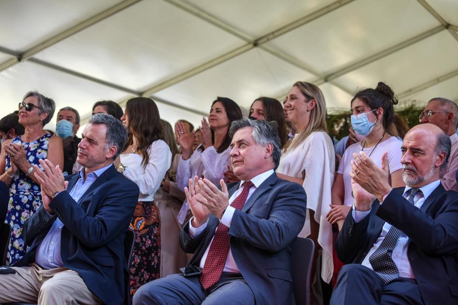 Autoridades aplauden durante la ceremonia Autoridades aplauden durante la ceremonia; detrás hay más público invitado