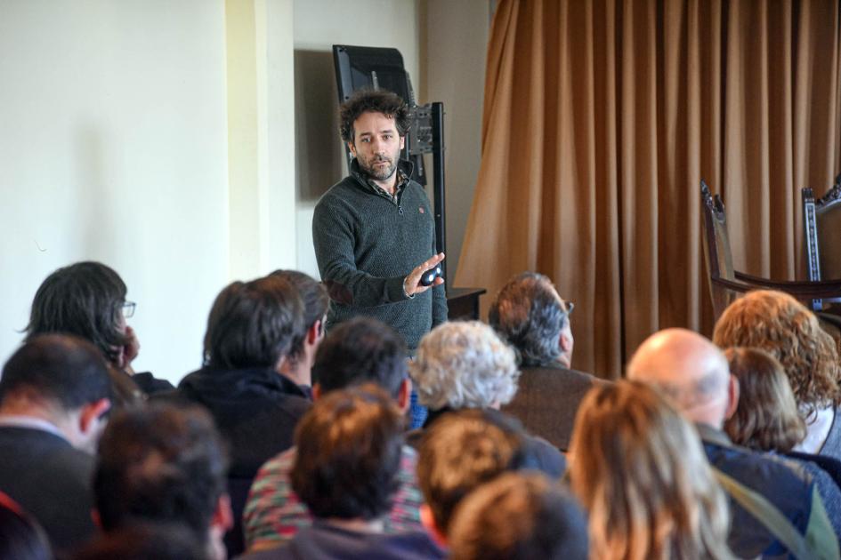 Geólogo Federico Cernuschi Geólogo Cernuschi habla al público, que se ve más cerca, de espaldas