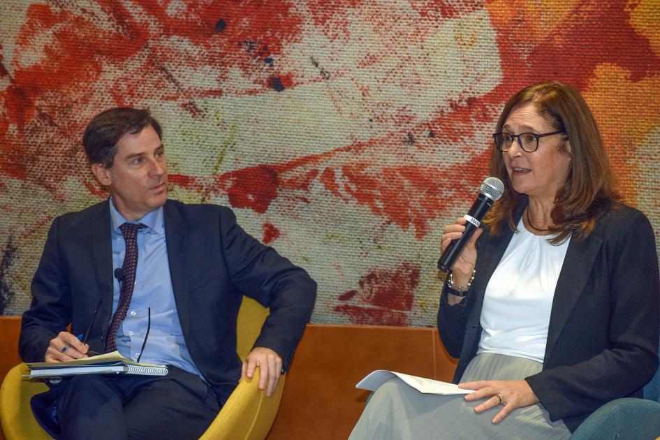 Ministra Elisa Facio Ministra Facio habla con un micrófono, sentada; a su lado, Bartesaghi