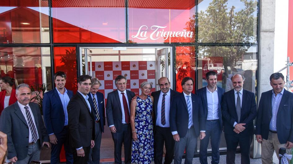 Autoridades y empresarios Autoridades y empresarios en la puerta de la empresa; en rojo y arriba se ve el logo