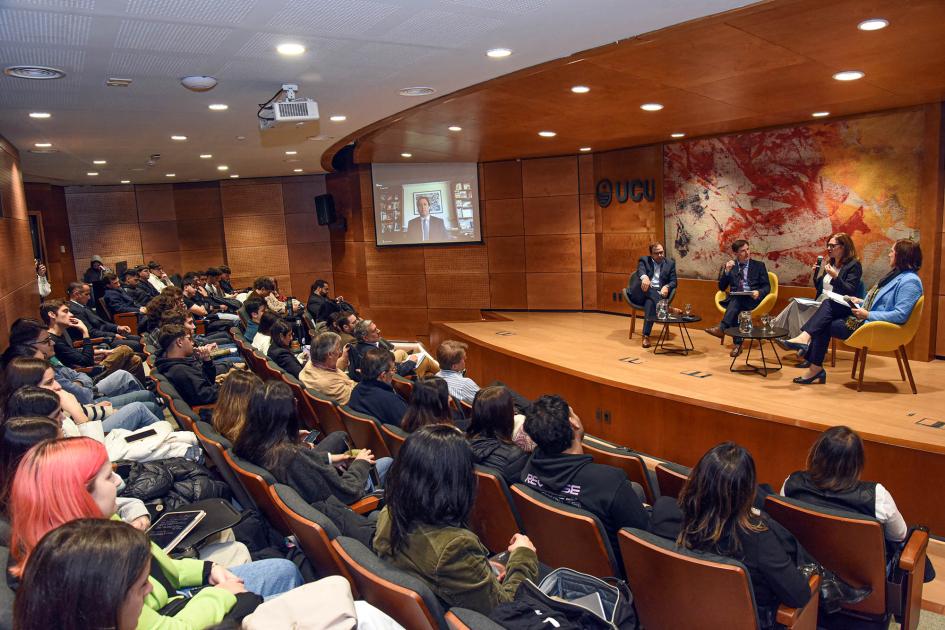 El evento se desarrolló en el auditorio Semprún de la UCU Foto del anfiteatro; al fondo, escenario con expositores