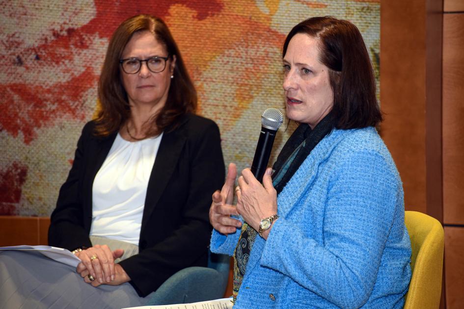 Embajadora de Estados Unidos en Uruguay, Heide Fulton Embajadora Fulton habla con un micrófono, sentada