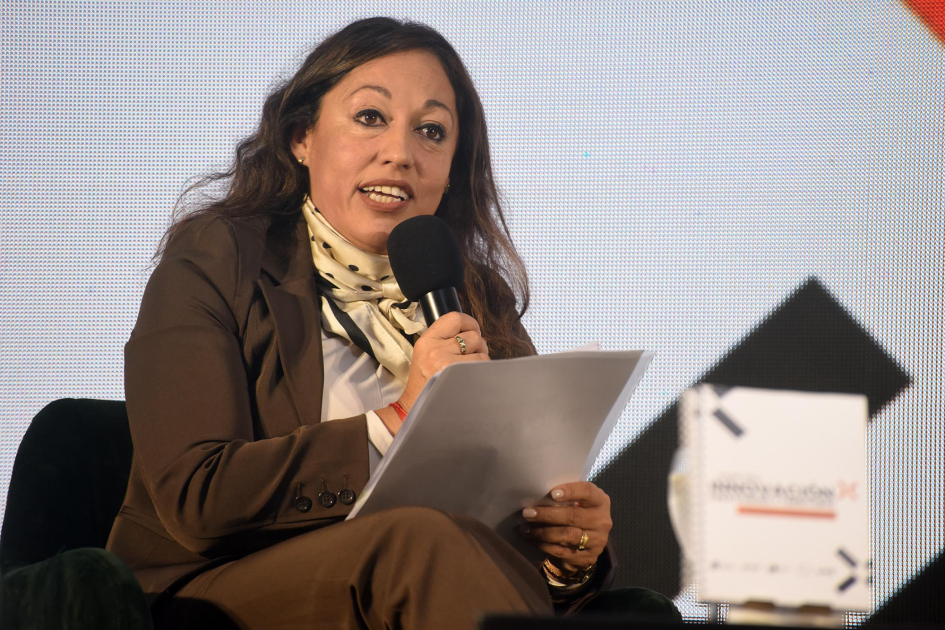 Cardona habla, sentada