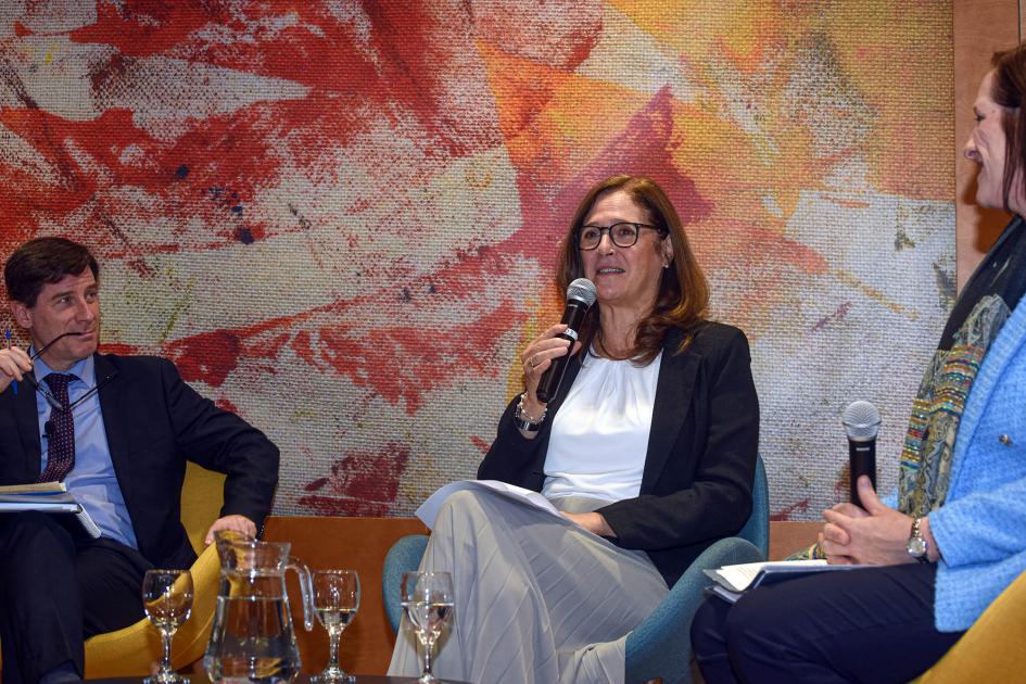 Ministra Elisa Facio, junto a embajadora Haide Fulton y el docente de UCU Ignacio Bartesaghi Ministra Facio habla con un micrófono, sentada; a sus lados, Fulton y Bartesaghi