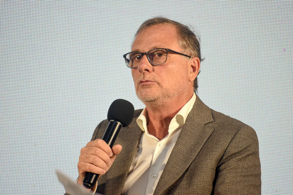 Gili habla con un micrófono