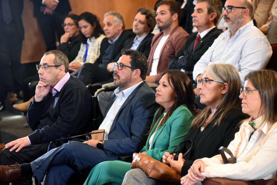 Autoridades participaron el encuentro Autoridades y público, sentados