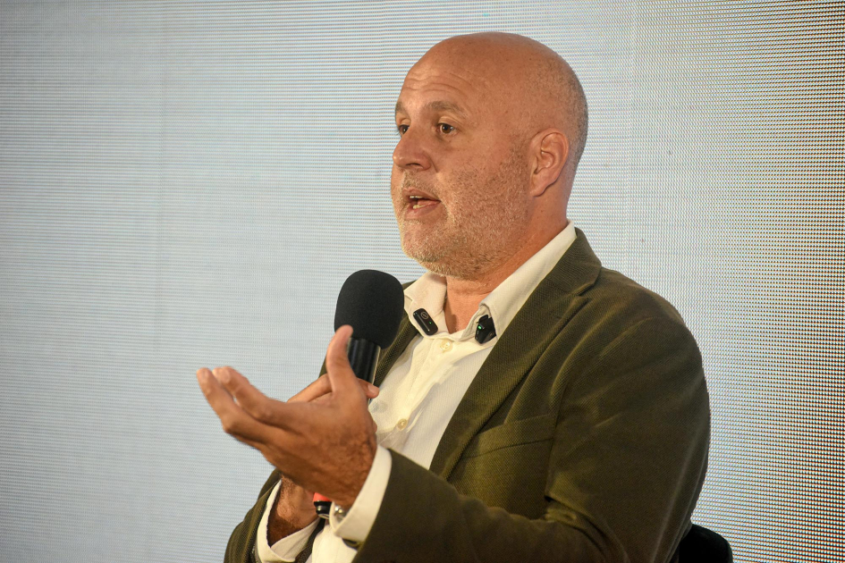 Legnani habla con un micrófono