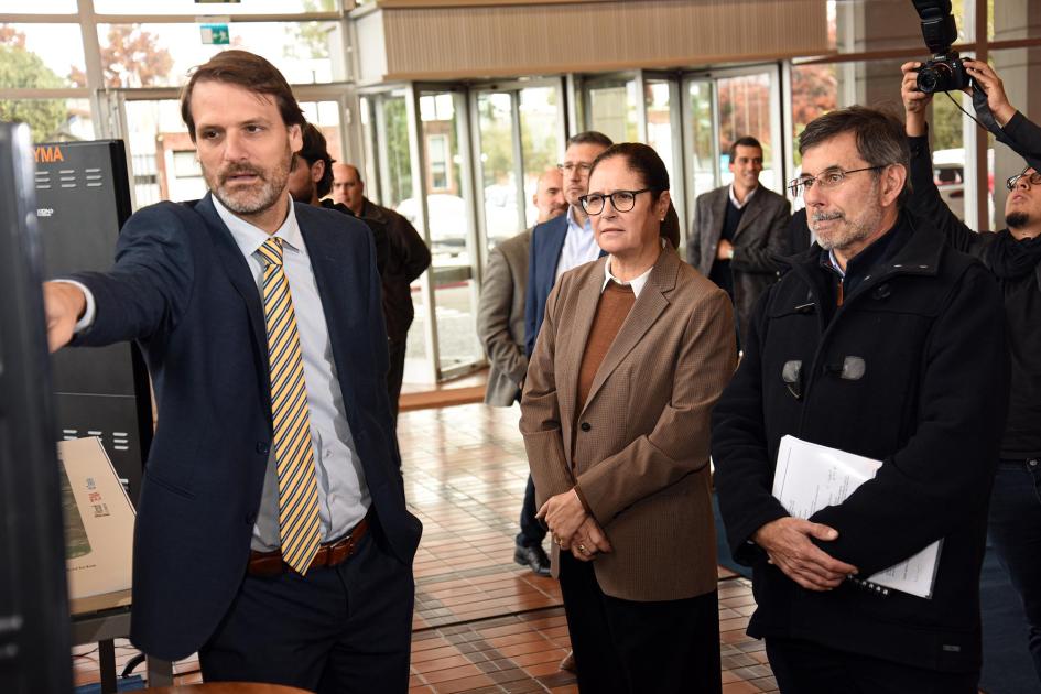 El evento contó con una exposición de emprendimientos acelerados en el laboratorio Ministra Facio y asesor observan una pantalla en exposición de emprendimientos acelerados
