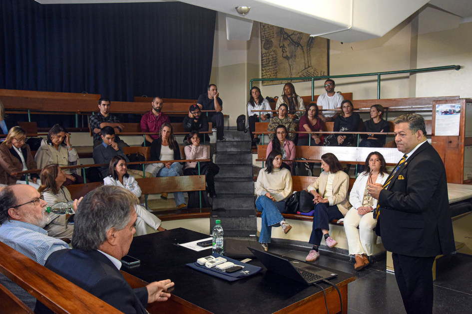 Ronald Pacheco Jiménez habla ante público