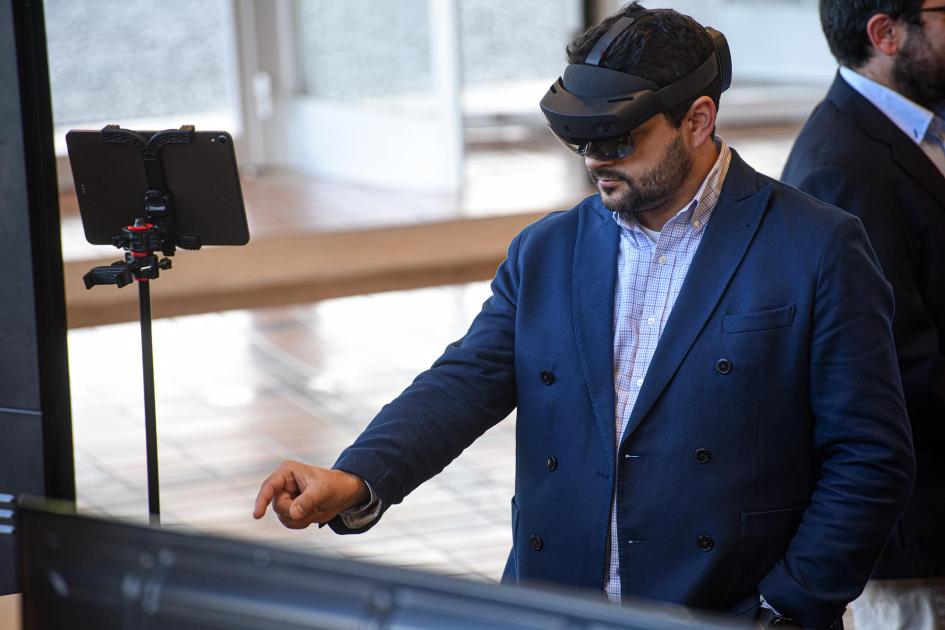 Uno de los emprendimientos acelerados en el laboratorio muestra parte de su trabajo Un hombre mira con lentes de realidad virtual