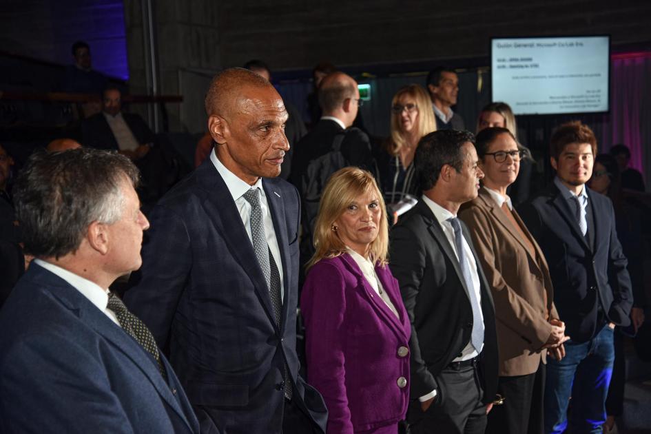 Autoridades de la empresa y del Gobierno Autoridades de la empresa y el Gobierno, de pie