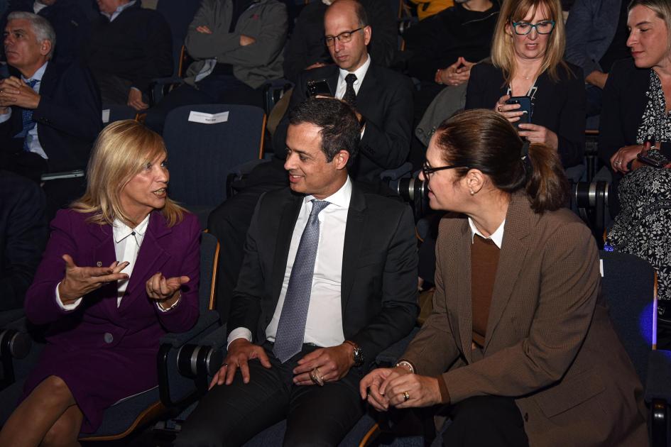 Ministra Elisa Facio; vicepresidenta Beatriz Argimón; Rodrigo Kede Lima, directivo de Microsoft Argimón dialoga con Facio; en el medio, Rodrigo Kede Lima