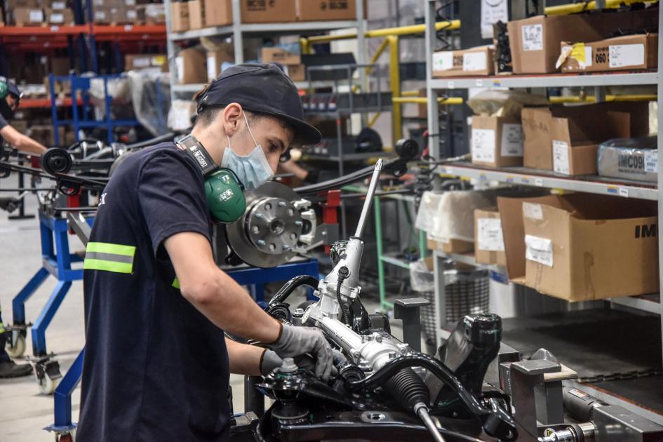 Trabajador de Nordex Trabajador utiliza una herramienta en la fábrica
