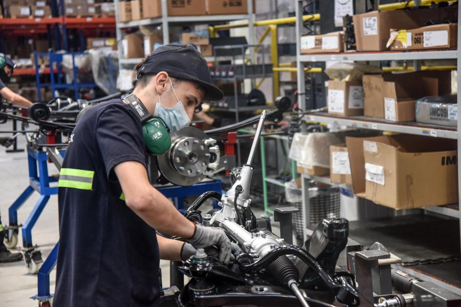 Trabajador utiliza una herramienta en la fábrica