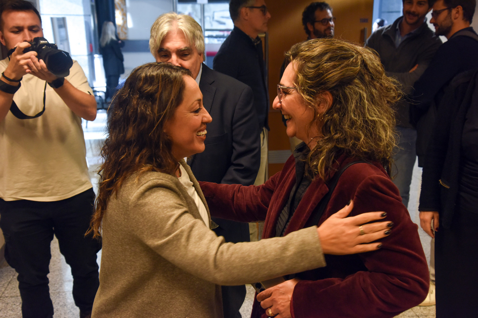 Cardona y Cabrera se abrazan; detrás hay otras personas