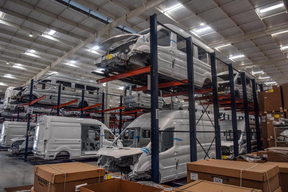 Varios vehículos Ford Transit dentro de la planta Varios vehículos Ford Transit dentro de la planta