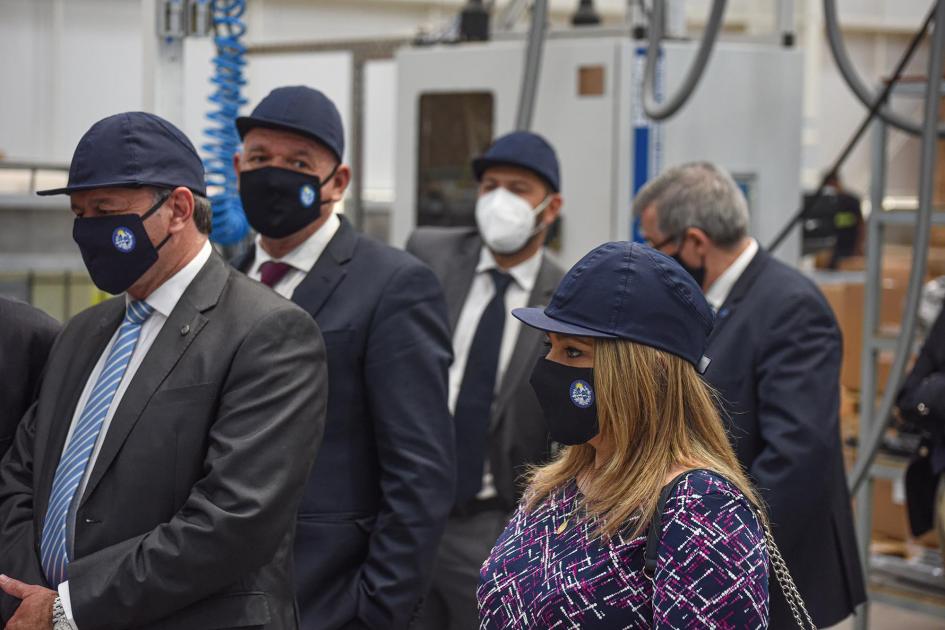 Autoridades recorren la fábrica Autoridades recorren la fábrica