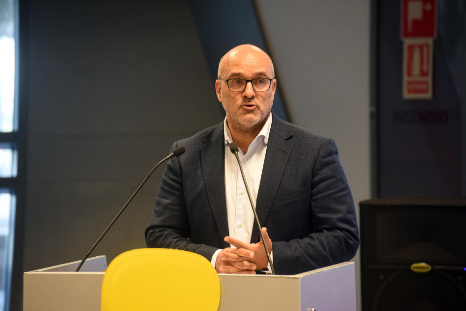 Albaladejo habla desde un atril