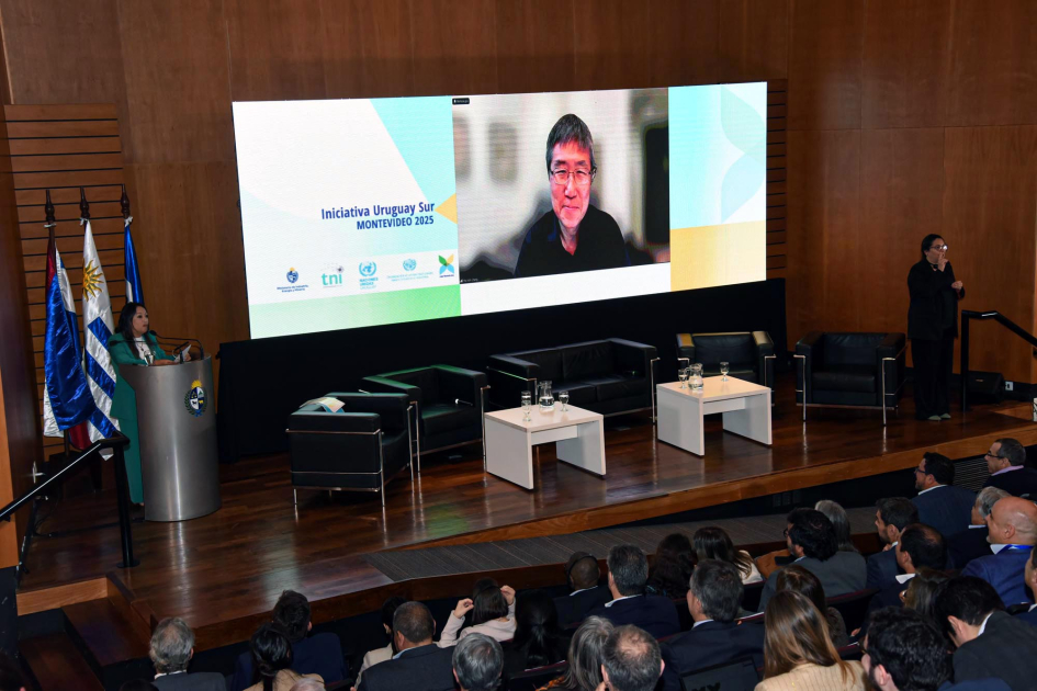 Ha-Joon Chang, de la SOAS University of London, estuvo a cargo de la primera conferencia magistral Chang se ve en una pantalla; frente a él, público