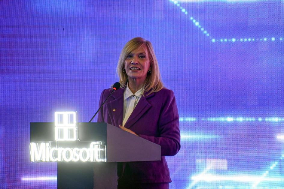 Vicepresidenta Beatriz Argimón Argimón habla desde un atril