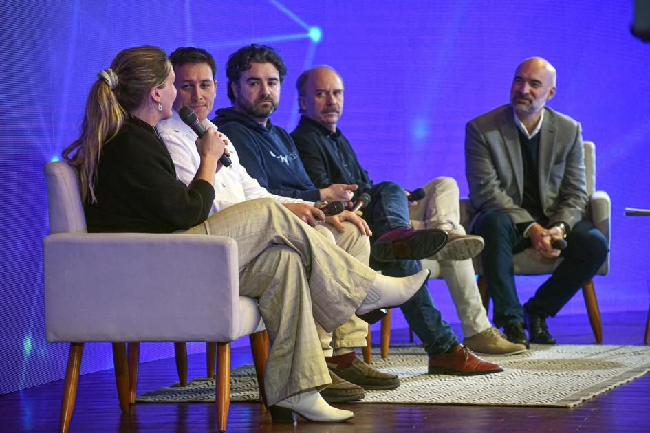 Gerente general de Microsoft Uruguay, Alejandro Pazos, dialoga con emprendedores Panel de emprendedores (una mujer y tres hombres) y gerente general de Microsoft Uruguay