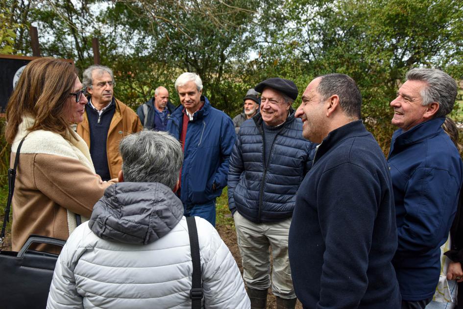 La actividad reunió a autoridades nacionales y municipales, además de vecinos Ministra Facio dialoga con autoridades nacionales, municipales y vecinos; detrás, hay árboles