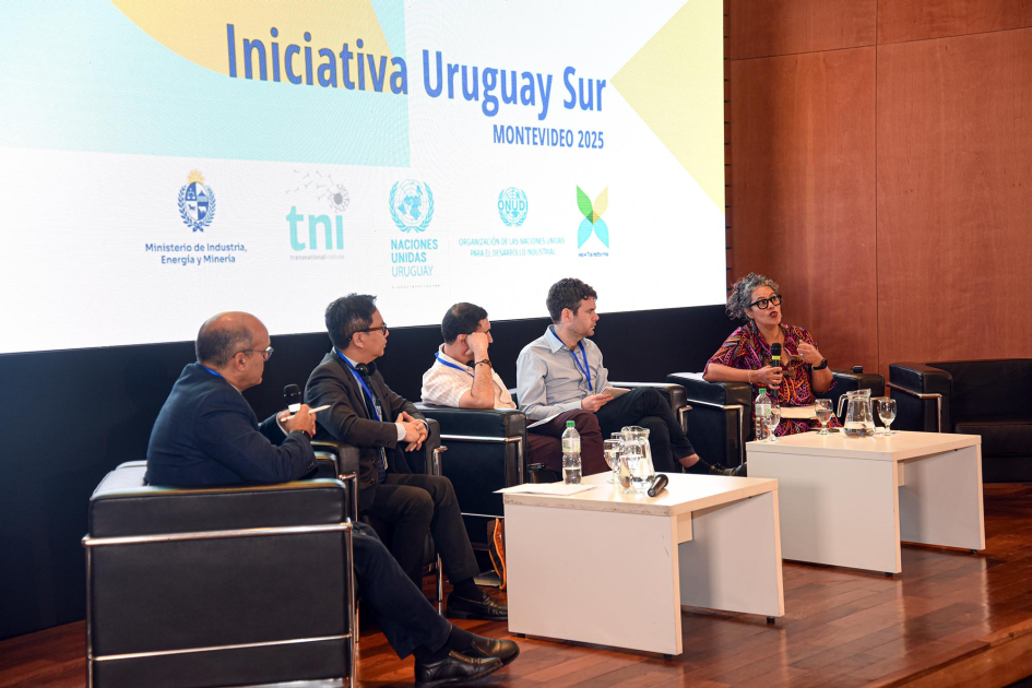 Panel 1 de la primera jornada del encuentro Moderador y cuatro panelistas, sentados; detrás, pantalla