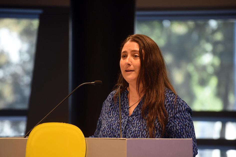 Fadul habla desde un atril; detrás, ventanales