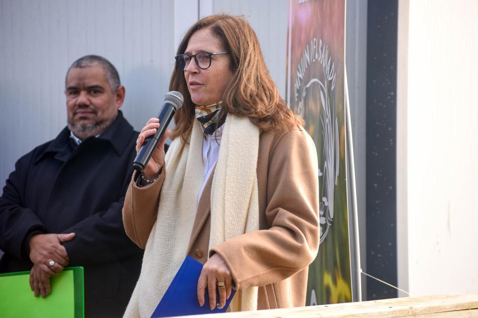Ministra Elisa Facio Ministra Facio habla con un micrófono; detrás, maestro de ceremonias