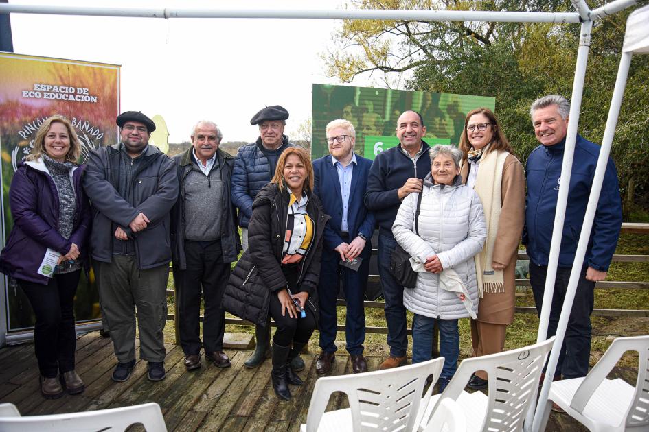 Autoridades nacionales y municipales, junto a vecinos Atuoridades nacionales y departamentales posan, de pie