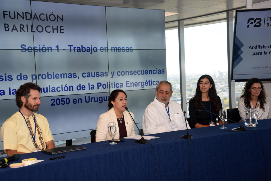 En mesa, Fernanda Cardona con representantes de Fundación Bariloche. Detrás, pantalla