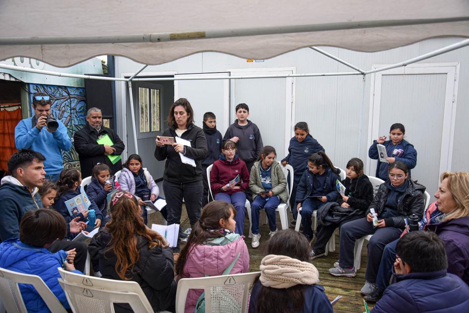 Los niños y adolescentes conocieron la historia de los Bañados de Carrasco Niños y adolescentes, sentados en ronda; algunos están de pie