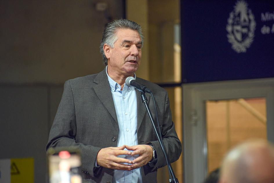 Subsecretario de Ambiente, Gerardo Amarilla Amarilla habla con un micrófono