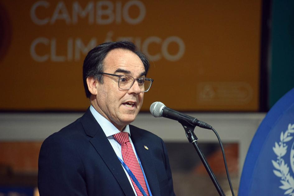 Ministro de Ambiente, Robert Bouvier Ministro Bouvier habla con un micrófono