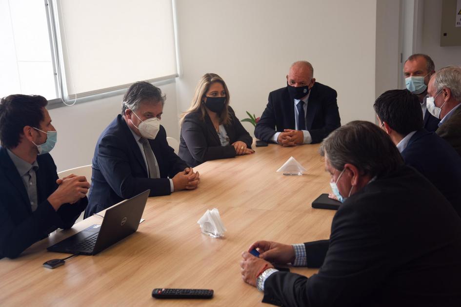 Autoridades del MIEM y Bader se reunieron en la oficina de la empresa Autoridades del MIEM y Bader se reunieron en la oficina de la empresa