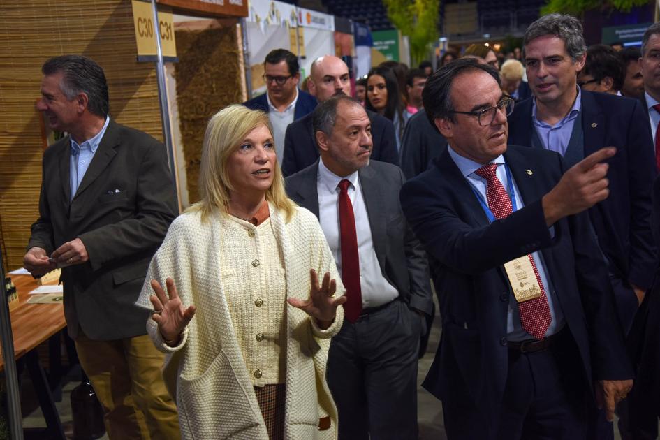 Autoridades recorrieron la expo en su inauguración Autoridades recorren la feria