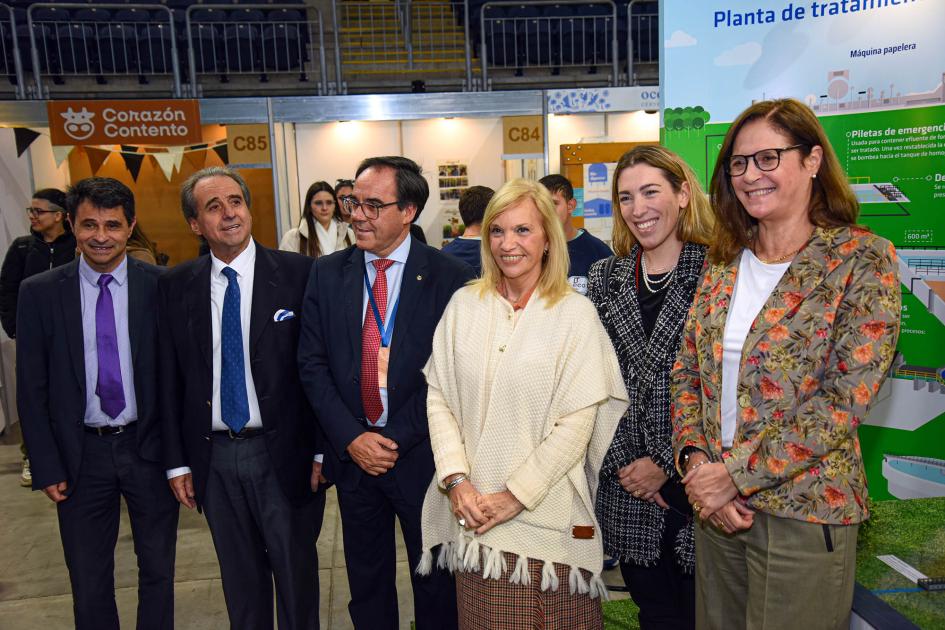 Autoridades recorrieron la Expo Uruguay Sostenible en su inauguración Autoridades, de pie, frente a un stand