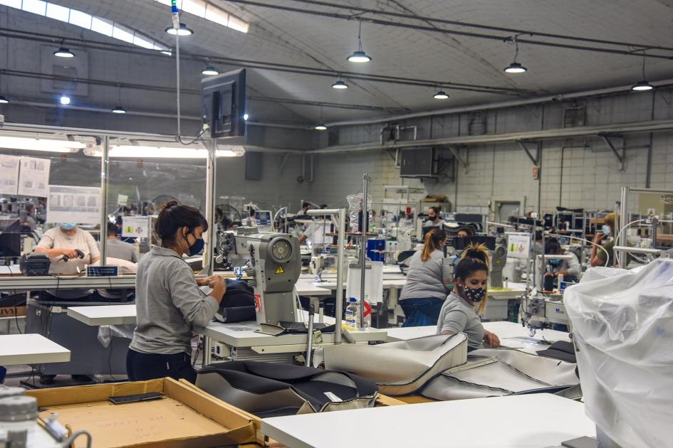 Trabajadoras de Bader cosen en la fábrica