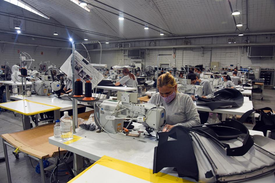 Las trabajadoras cosen en la fábrica