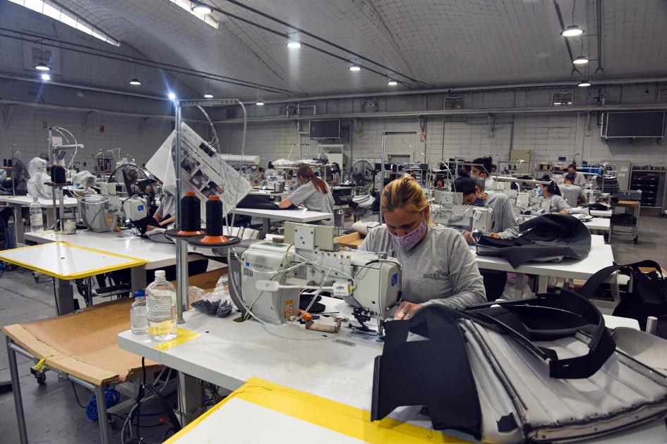 Vista de la planta Las trabajadoras cosen en la fábrica
