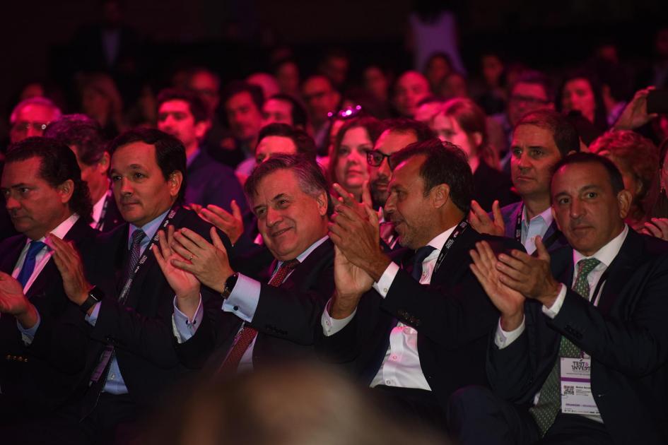 El ministro Paganini y otras autoridades participaron de la actividad Ministro Paganini sonríe aplaudiendo entre el público
