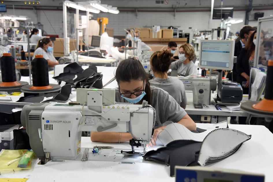 Trabajadores en la fábrica Trabajadores cosen en la planta
