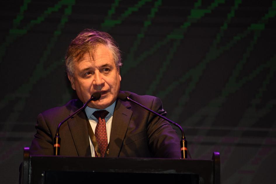 Ministro Omar Paganini Ministro Omar Paganini habla en un micrófono