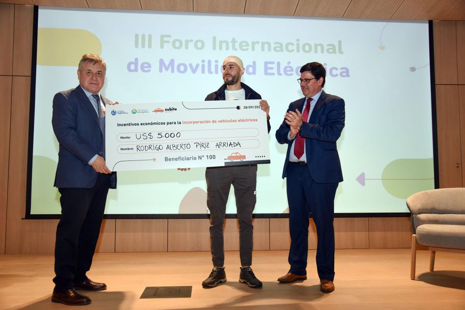 Ministro Omar Paganini entrega el premio al usuario 100 del programa Subite 